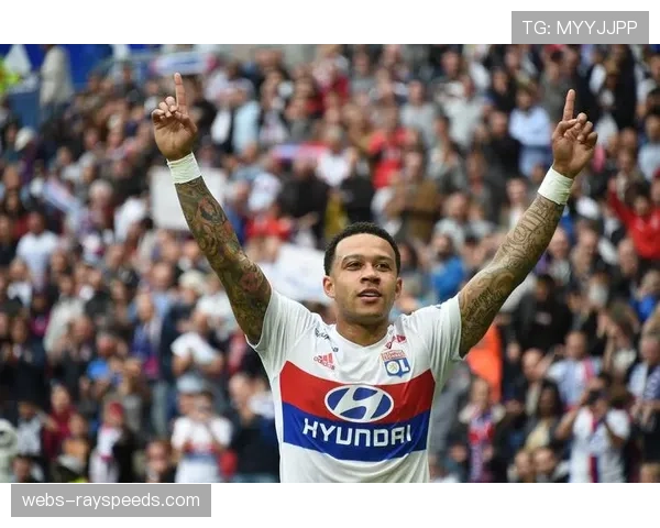 前里昂球星孟菲斯-德佩现身看台,引发转会传闻 前里昂球星孟菲斯-德佩现身看台,引发转会传闻